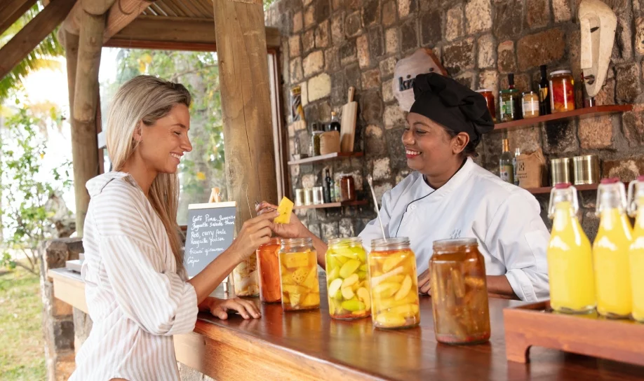 Un client dégustant les saveurs mauricienne au coin Kizuri