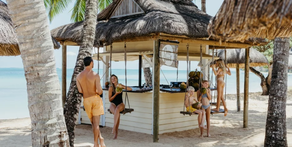 Une famille partageant des moments précieux au Heritage Awali Resort à l’île Maurice