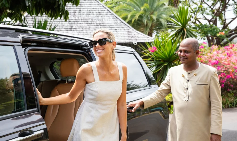 Un client arrivant à Heritage Awali, accueilli avec un sourire mauricien chaleureux