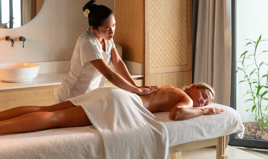 Un client profitant d’un moment de détente au spa du Heritage Awali