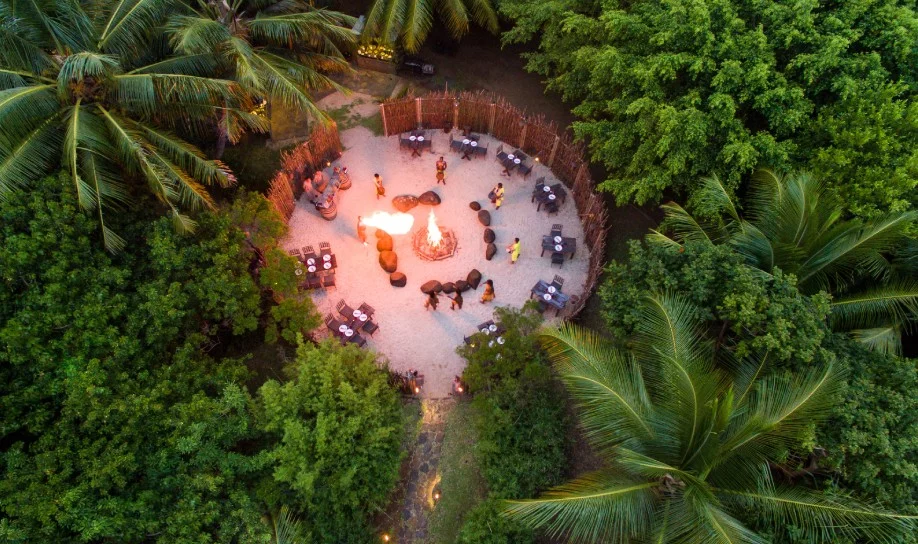 Vue intérieure du restaurant Coma au Heritage Awali, avec une ambiance élégante et l’hospitalité mauricienne