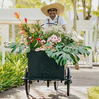 Une table décorée de fleurs du jardin