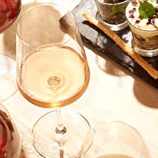 Eine Flasche erlesener Roséwein sowie Softdrinks