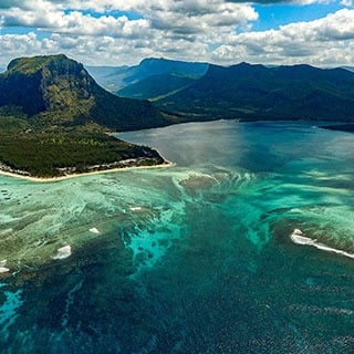 einzigartige luftaufnahme des unterwasser wasserfalls auf mauritius