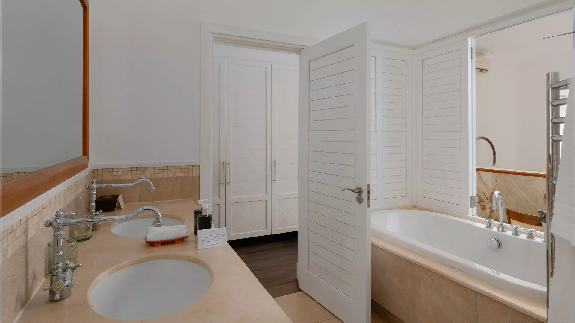 Side view of a bathroom in a luxury 4-bedroom villa