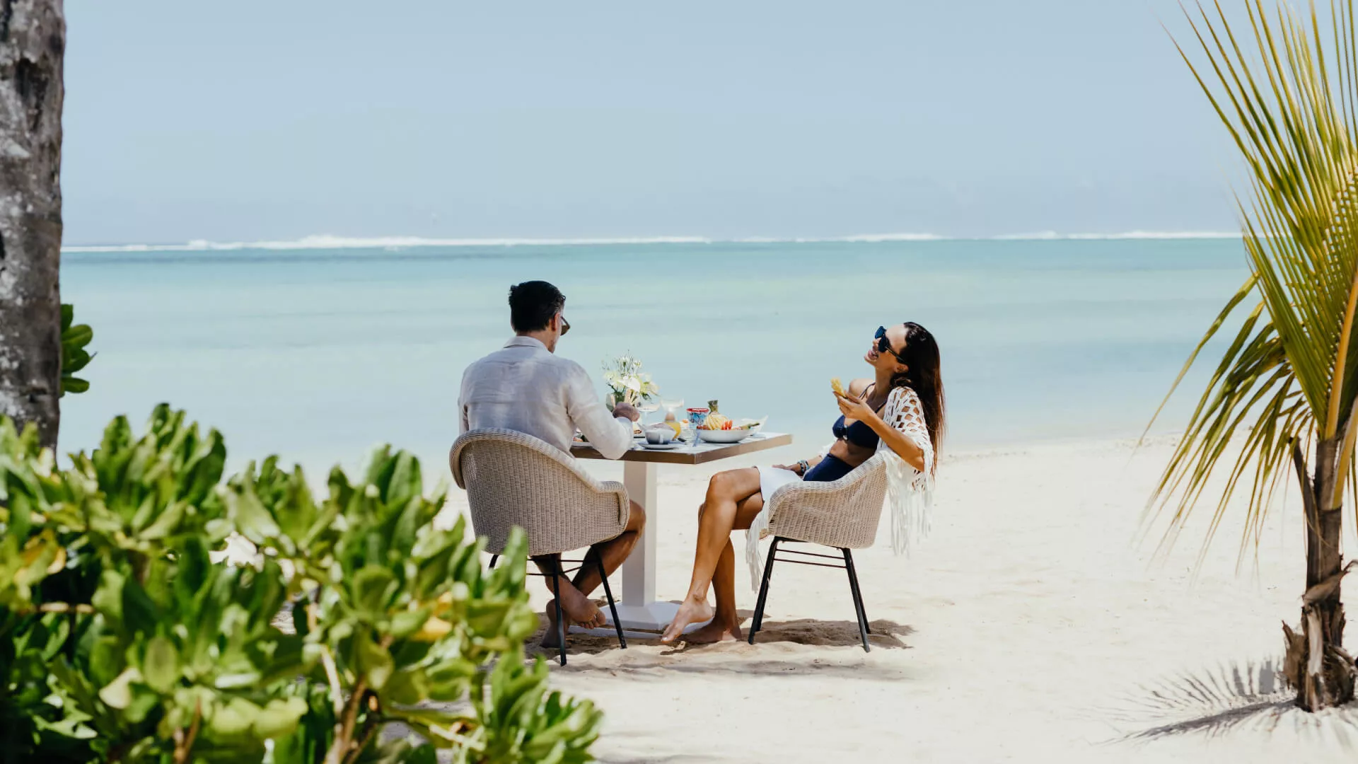 couple lunch on the beach holidays in august