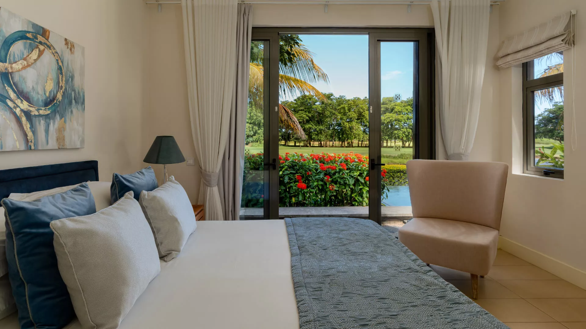 villa arthurium bedroom with a garden view