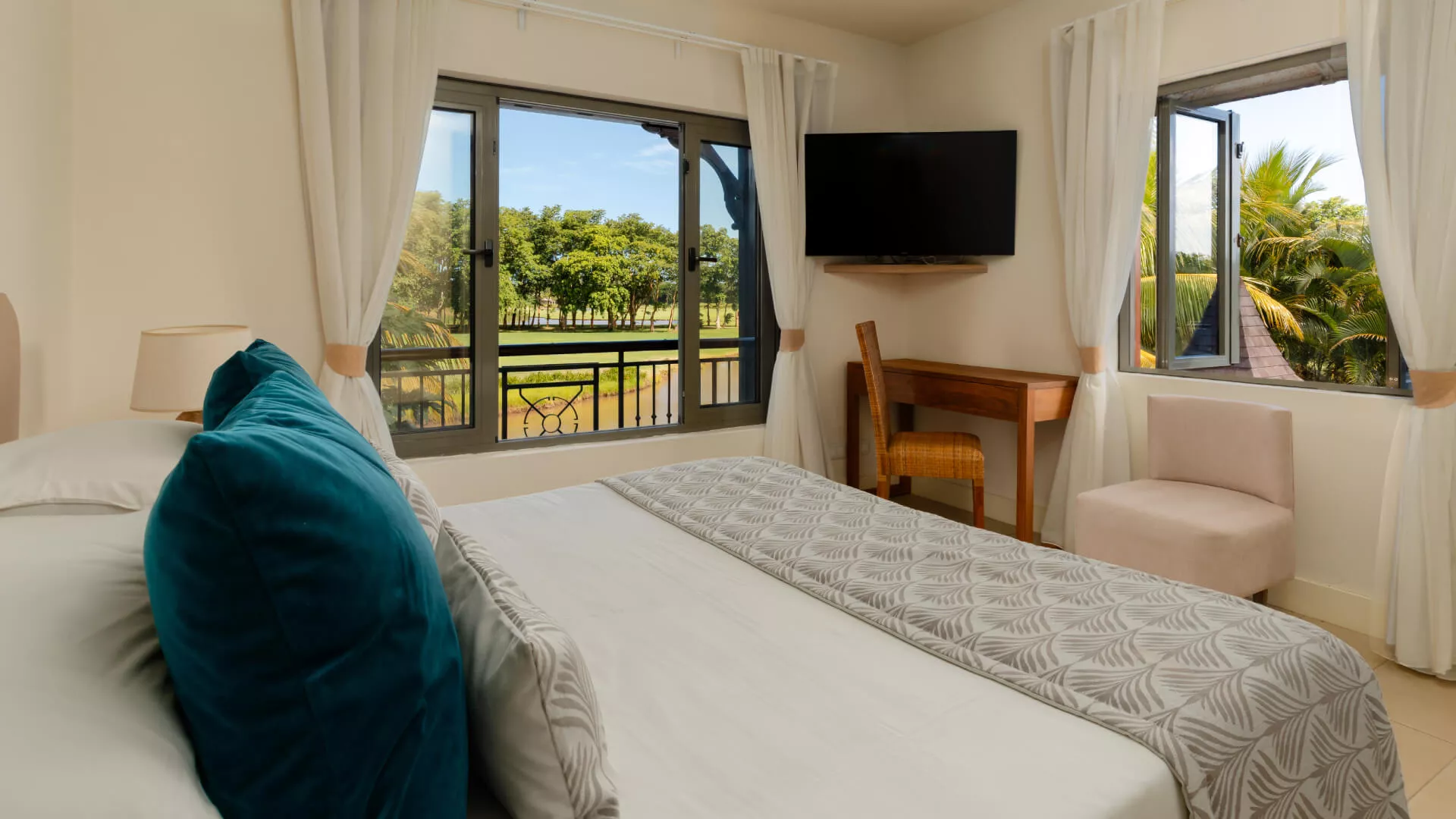 villa arthurium bedroom view