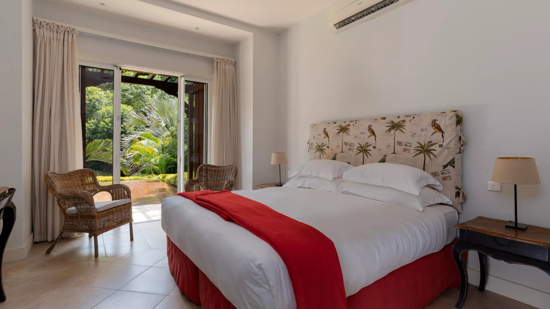 villa bois dentelle bedroom poolview