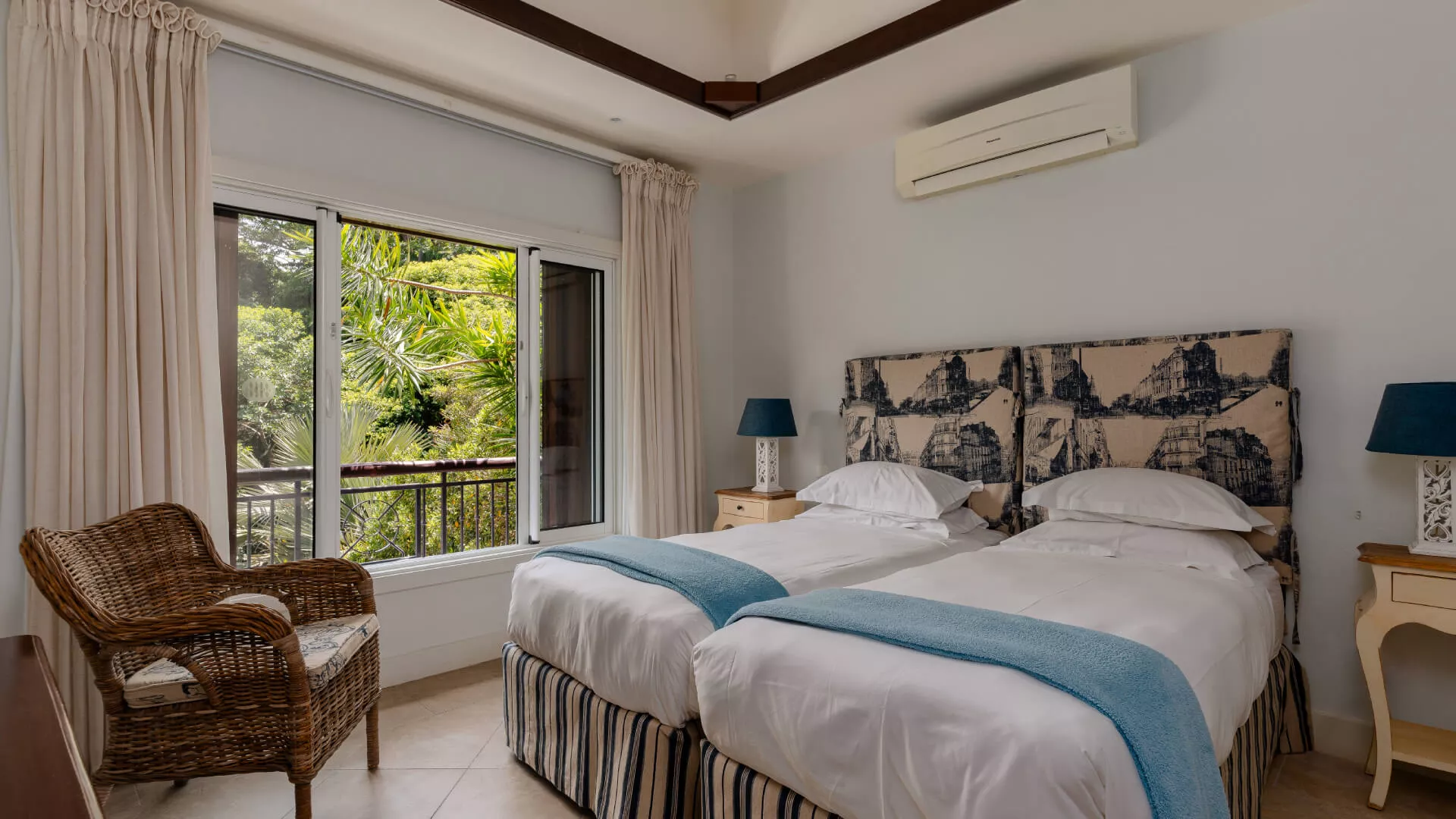 villa bois dentelle bedroom view