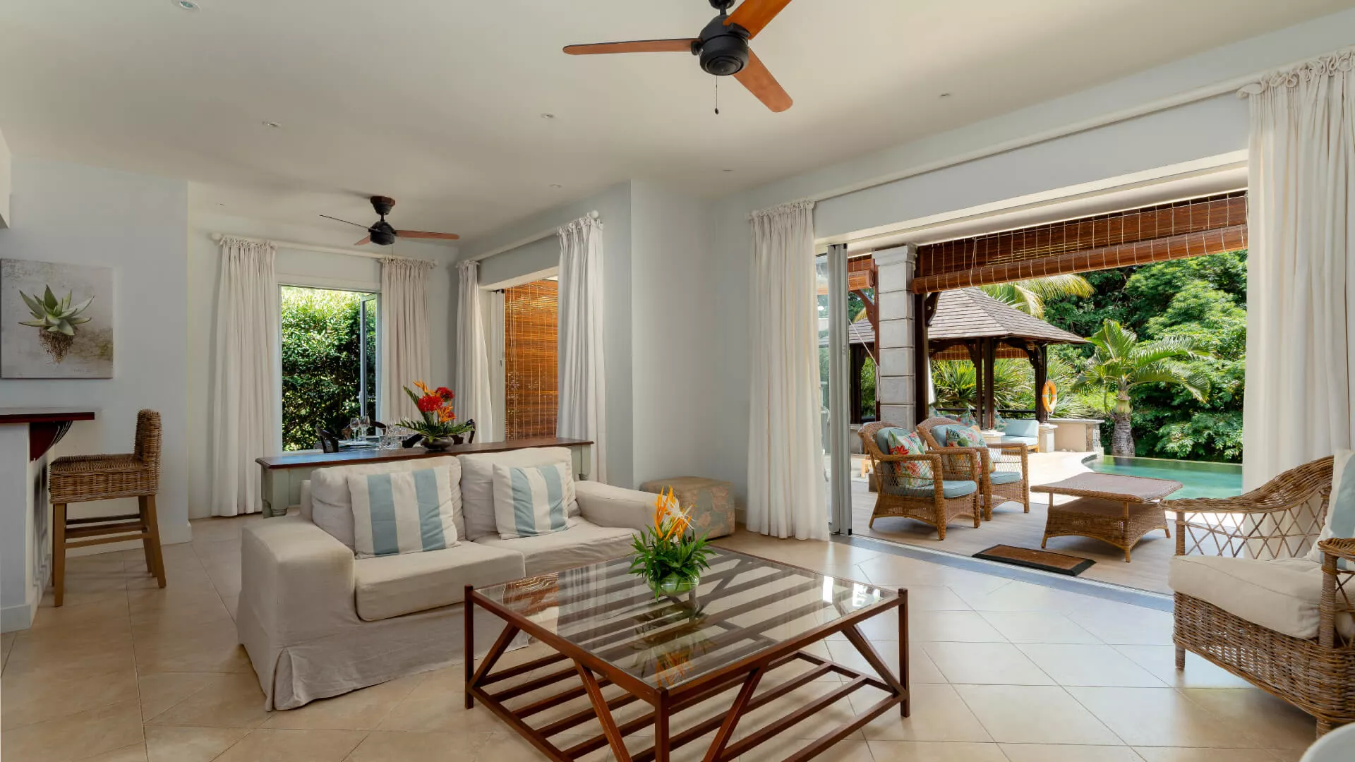 villa bois dentelle living area with poolview