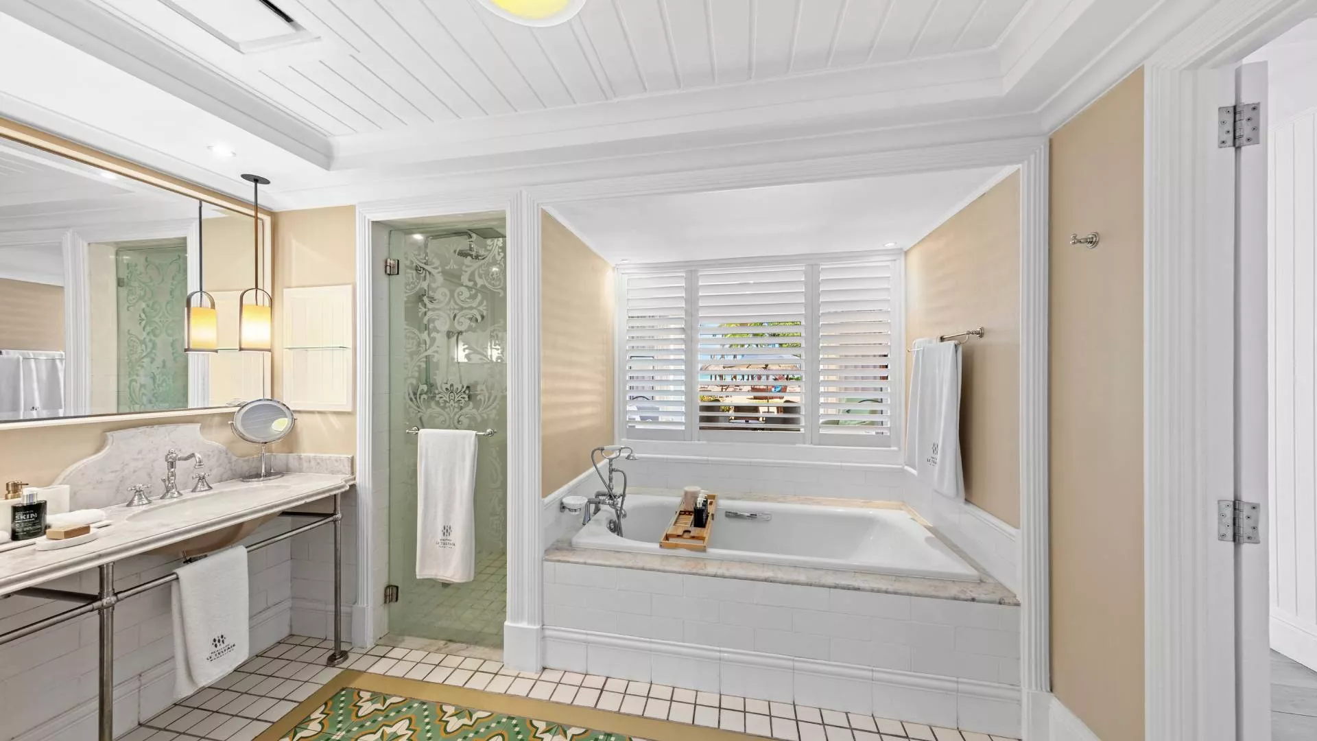 deluxe chambre front de mer réservée aux adultes avec salle de bain moderne à heritage le telfair maurice
