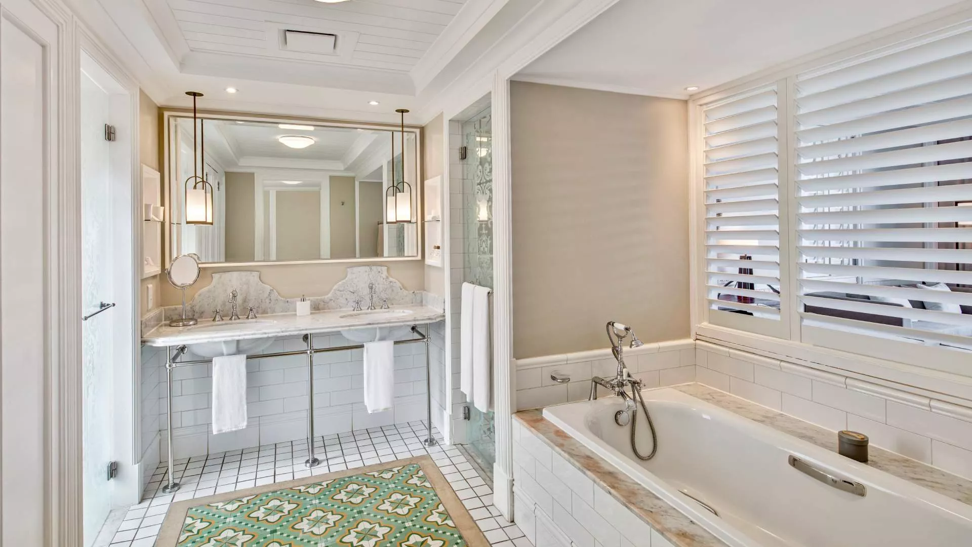 chambre deluxe avec salle de bain luxueuse 