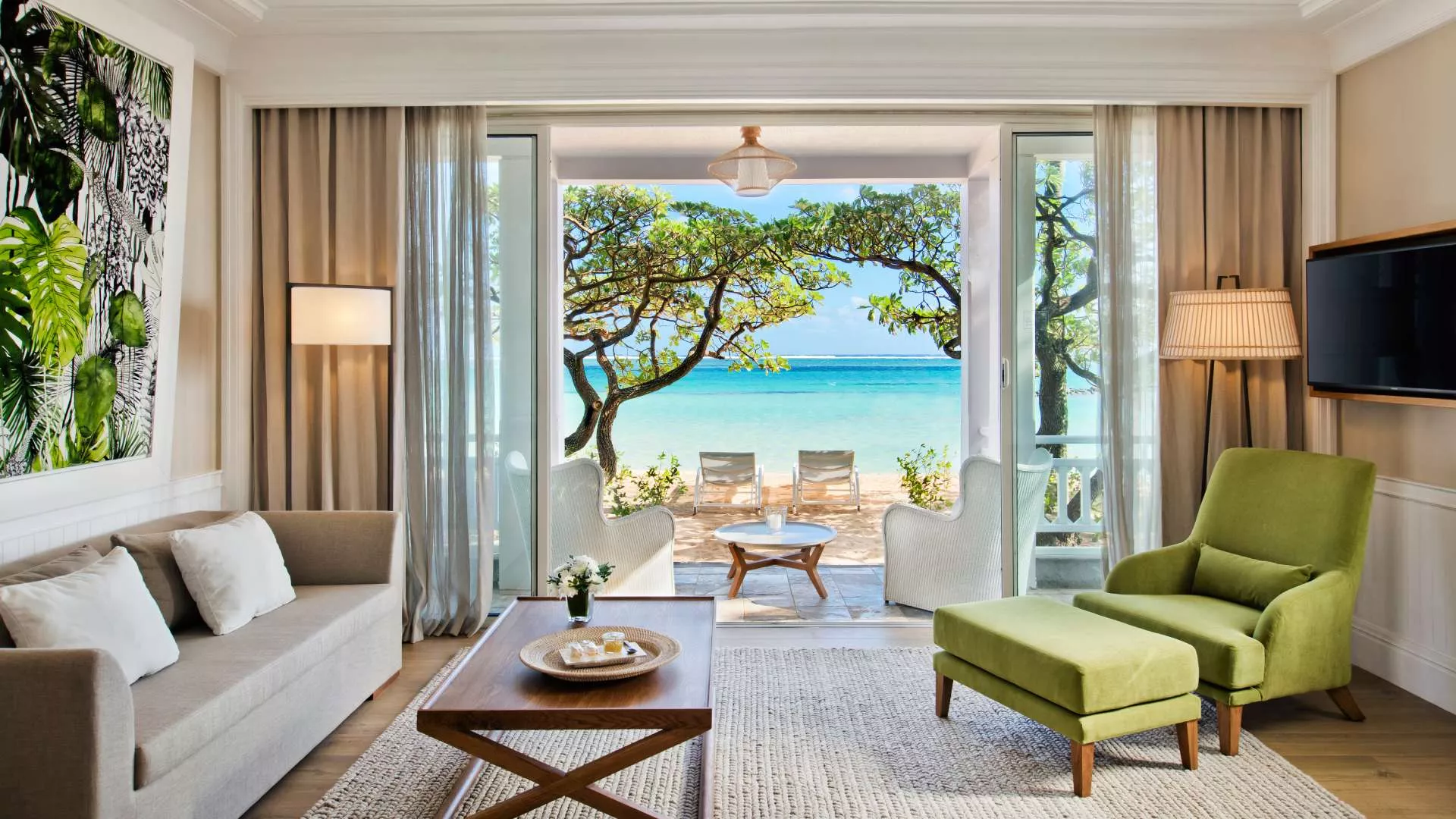 chambre deluxe bord de la plage avec salon donnant accèss direct a la plage
