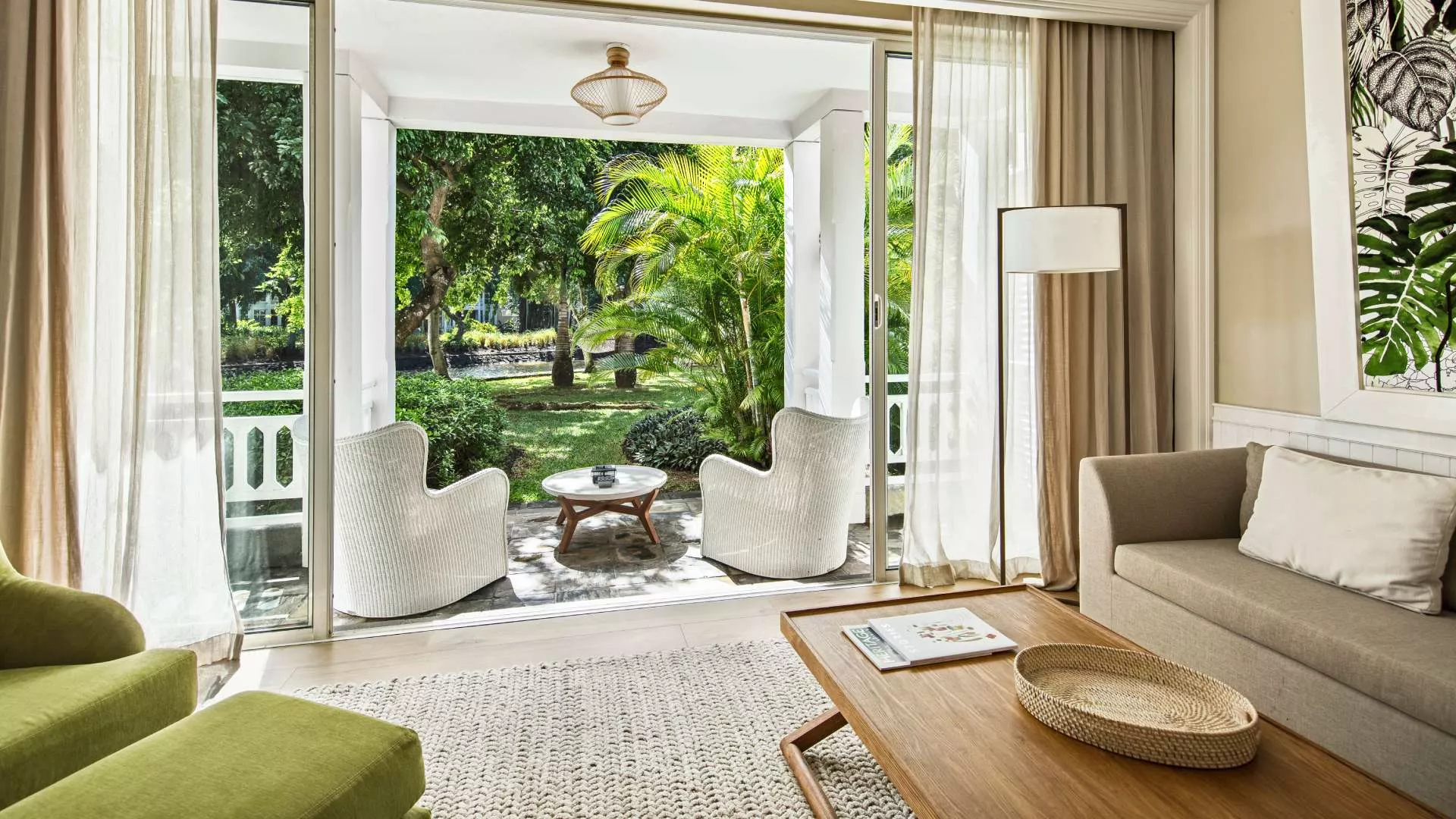 deluxe-zimmer mit gartenblick tropische atmosphäre und stilvoller komfort für gäste.