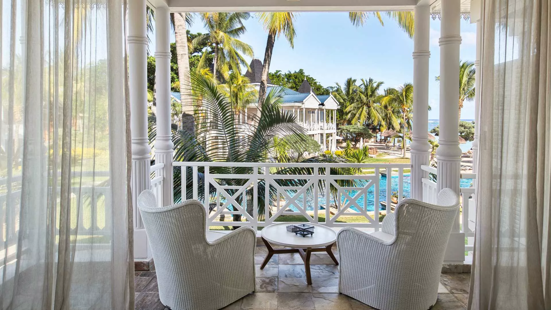 chambre deluxe avec vue sur la mer réservée aux adultes avec balcon à heritage le telfair maurice