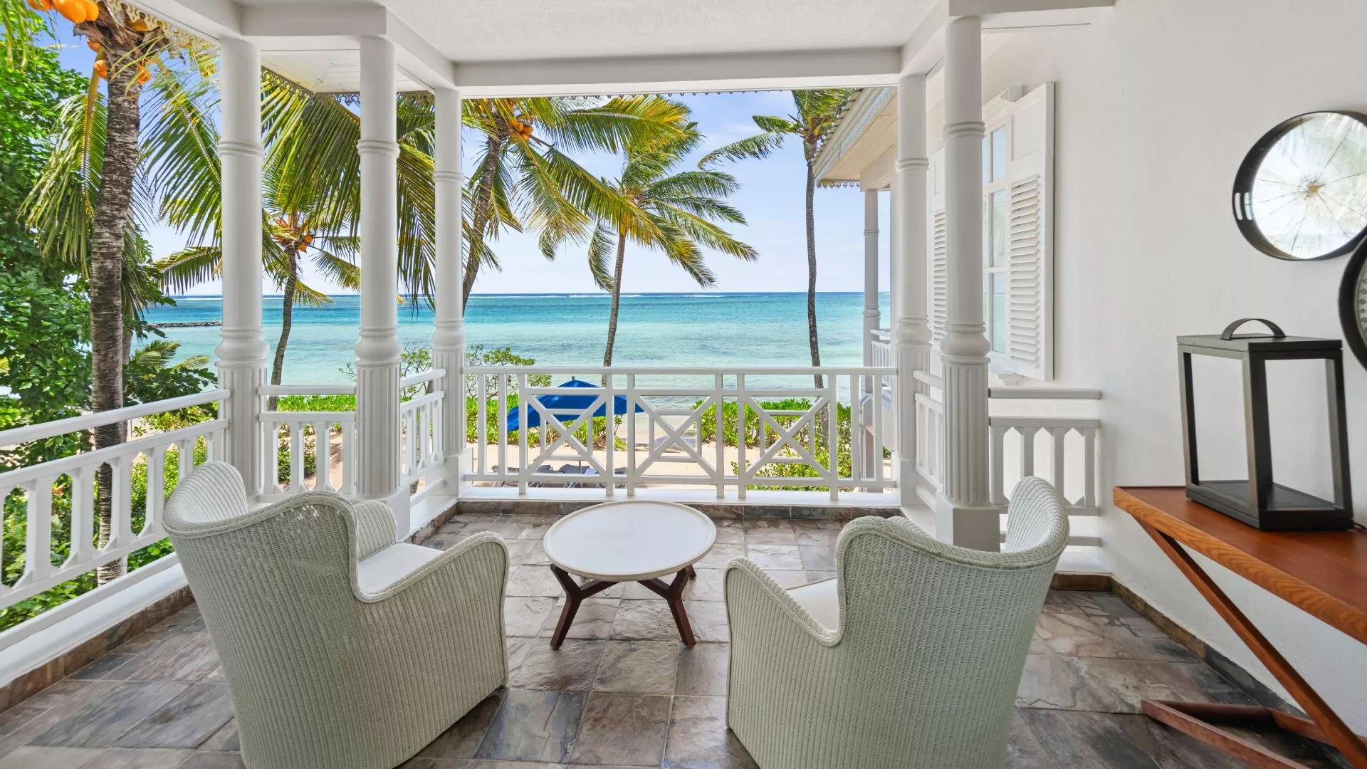 chambre junior en bord de mer à l'étage avec balcon avec vue sur l'océan à heritage le telfair