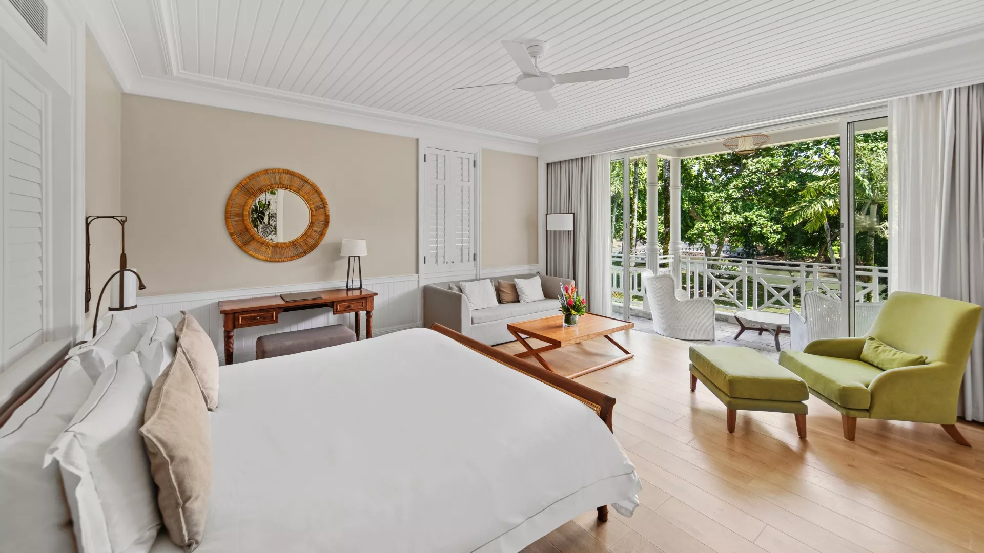 luxuriöses deluxe zimmer mit privatbalkon, tropischem interieur und gartenblick im oberen stockwerk für erholung