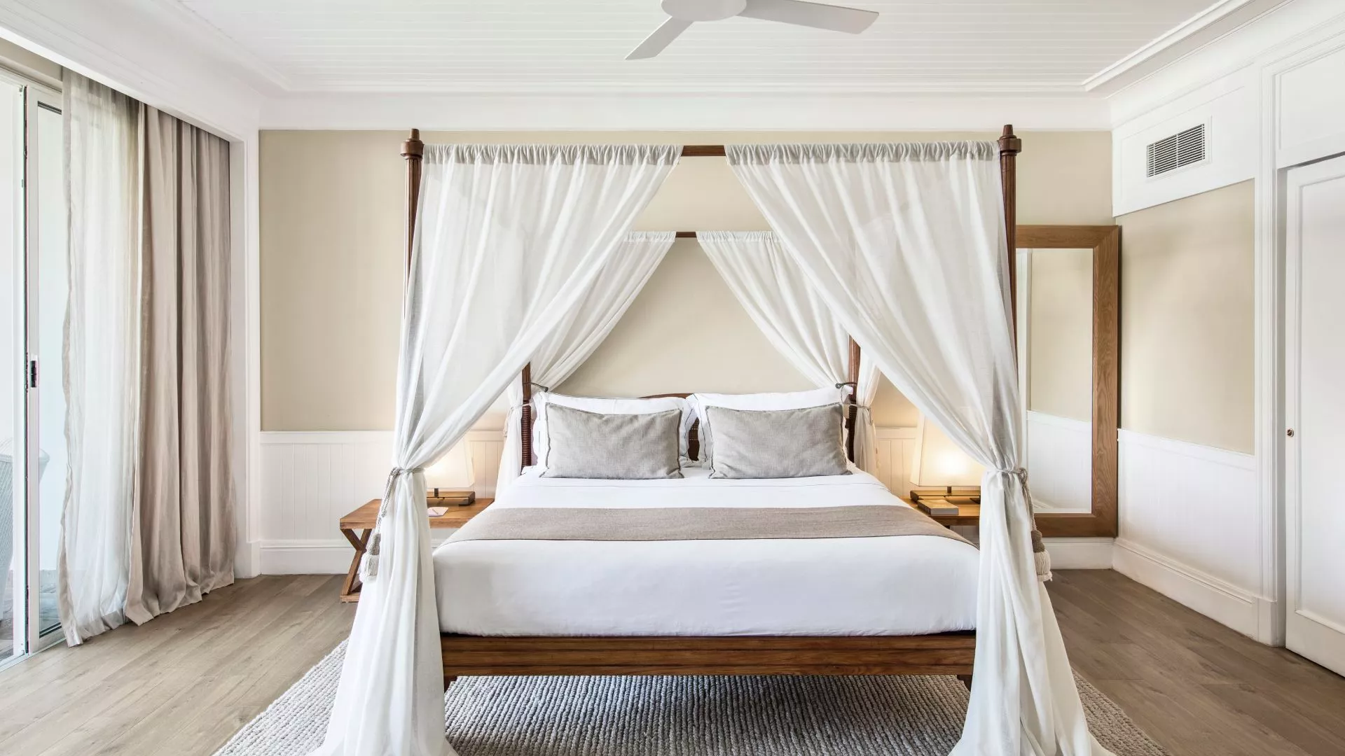 senior gardenview room with king size bed at heritage le telfair
