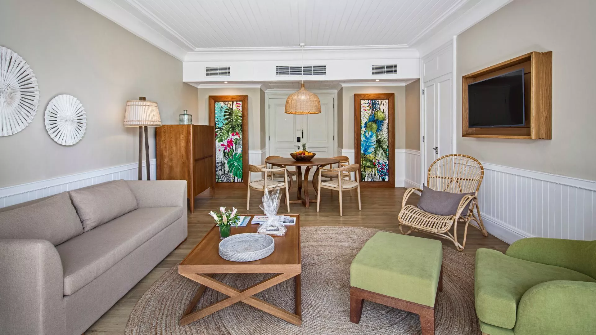senior gardenview room with stylish living space at heritage le telfair