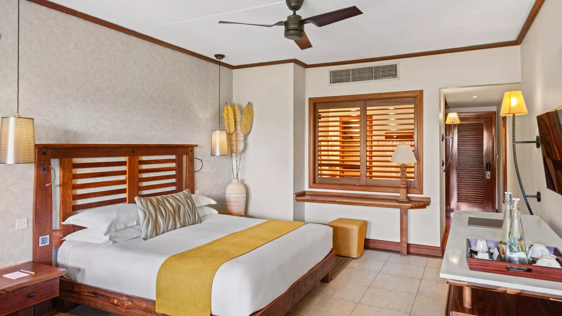 deluxe sea view room with kingsized bed and ensuite bathroom 