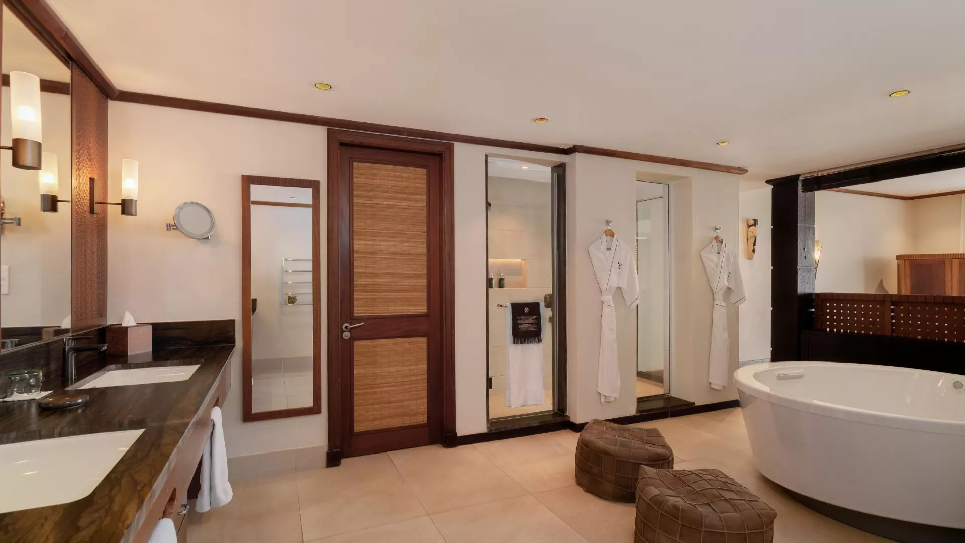 salle de bains de luxe de la villa en bord de plage avec équipements haut de gamme