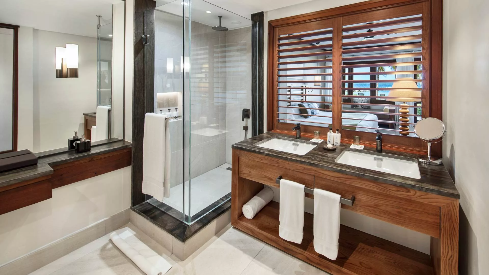 beachfront room bathroom with general view