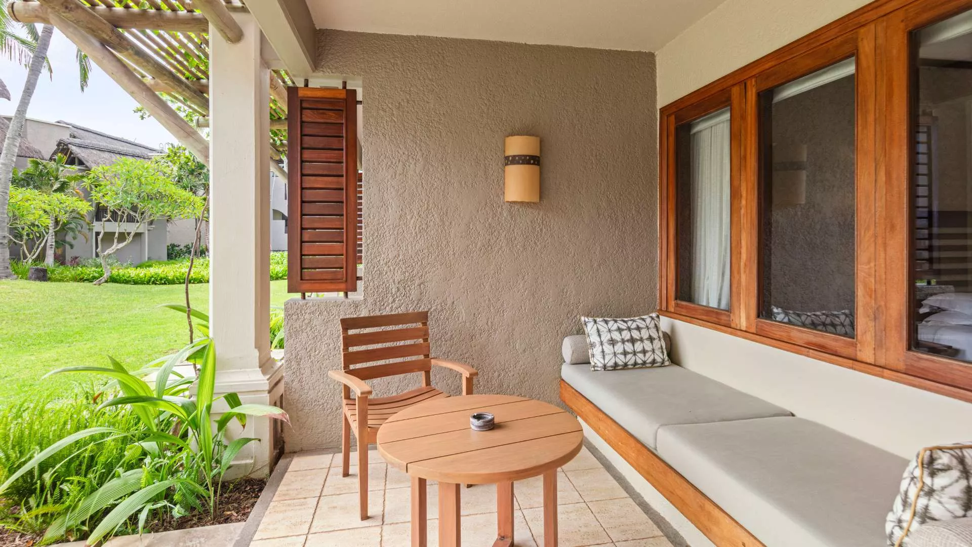 chambre deluxe avec vue sur le jardin, terrasse privée et canapé d’angle