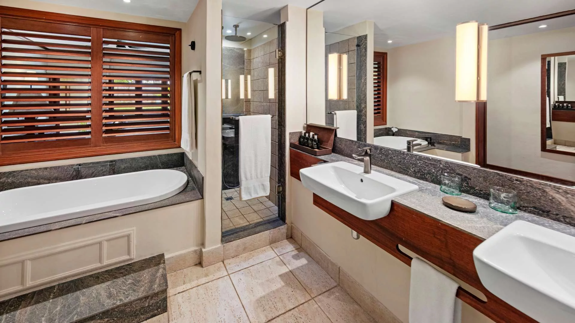 chambre deluxe avec vue sur le jardin et salle de bains privative