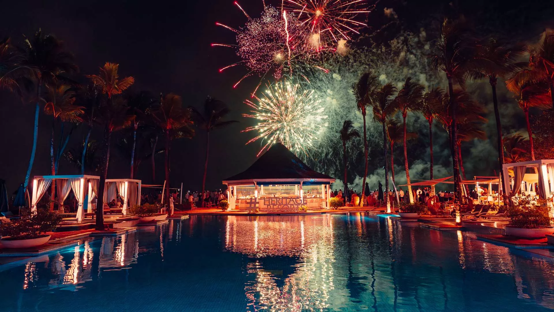 Feux d&rsquo;artifice sur la plage pendant les f&ecirc;tes &agrave; Heritage Resorts