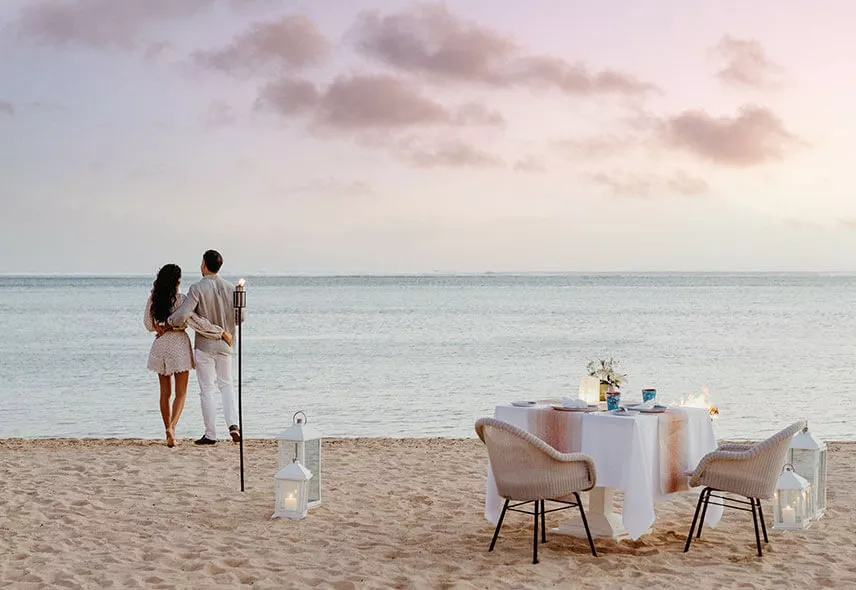 couple diner plage à heritage resorts maurice offres mariage 