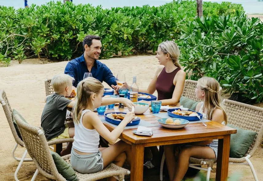 familie am strand sonntagsbrunch c beach club
