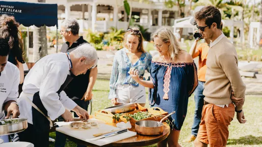 Chef qui cuisine en live à Heritage Resorts