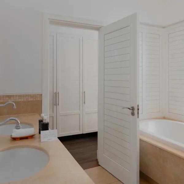 Side view of a bathroom in a luxury 4-bedroom villa