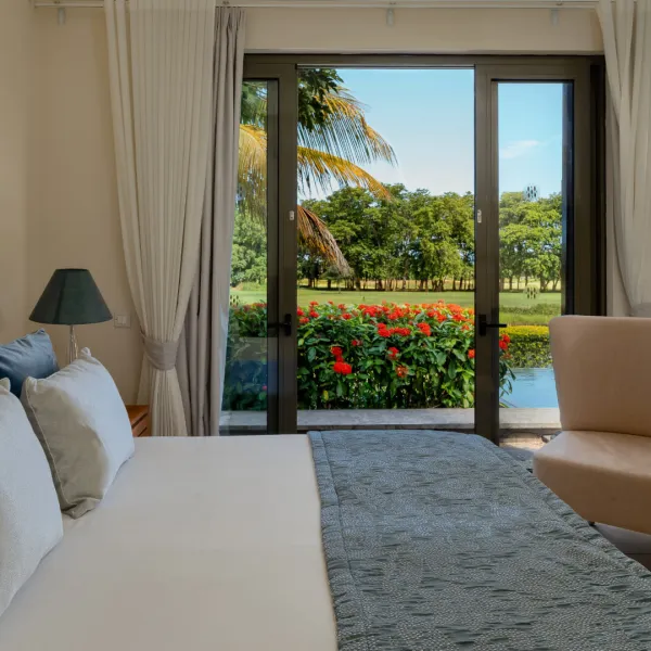 villa arthurium bedroom with a garden view
