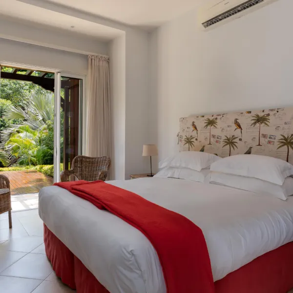 villa bois dentelle bedroom poolview
