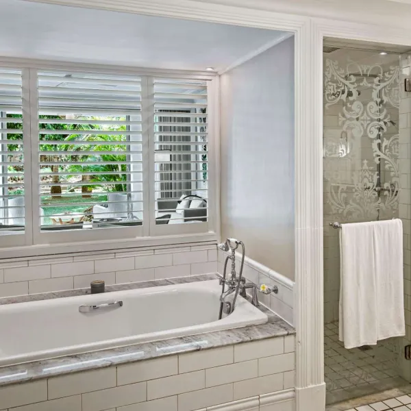 elegantes deluxe-badezimmer mit gartenblick heller komfort und luxuriöse entspannende atmosphäre
