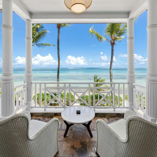 deluxe beachfront suite with private balcony giving ocean view at heritage le telfair