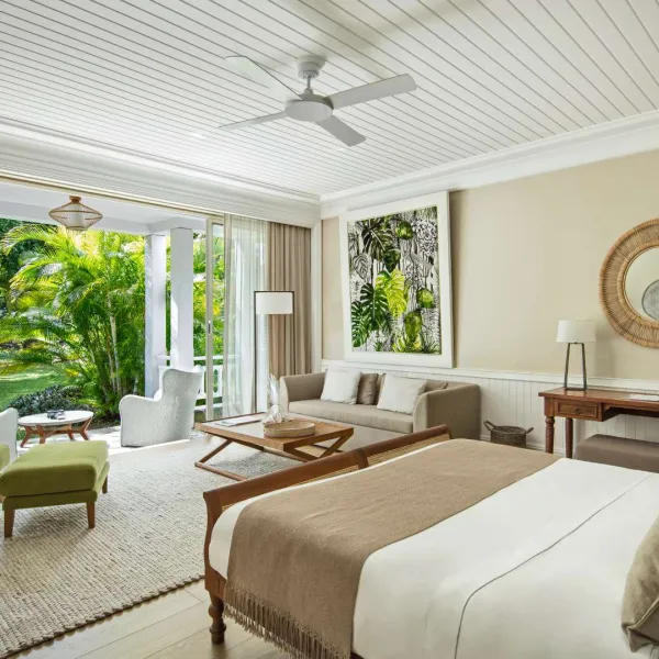 elegantes deluxe zimmer mit tropischem gartenblick im heritage le telfair ruhige und luxuriöse atmosphäre für gäste.
