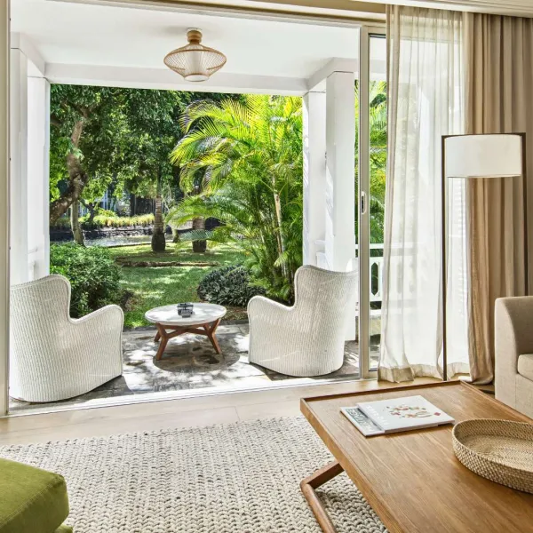 deluxe-zimmer mit gartenblick tropische atmosphäre und stilvoller komfort für gäste.