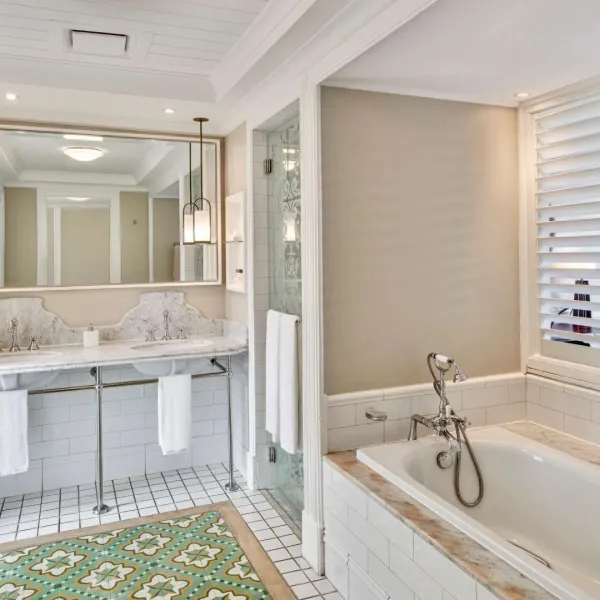 deluxe seaview suite bathroom with luxury bathroom design-
