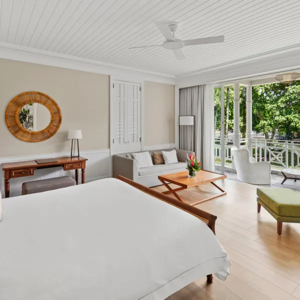 luxuriöses deluxe zimmer mit privatbalkon, tropischem interieur und gartenblick im oberen stockwerk für erholung