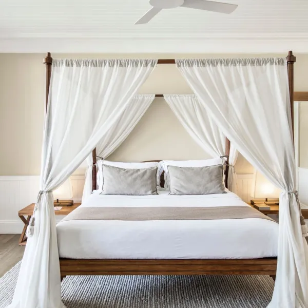 senior gardenview room with king size bed at heritage le telfair