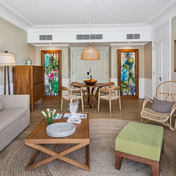 senior gardenview room with stylish living space at heritage le telfair