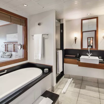 Deluxe garden view bathroom Heritage Awali 