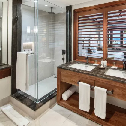 beachfront room bathroom with general view