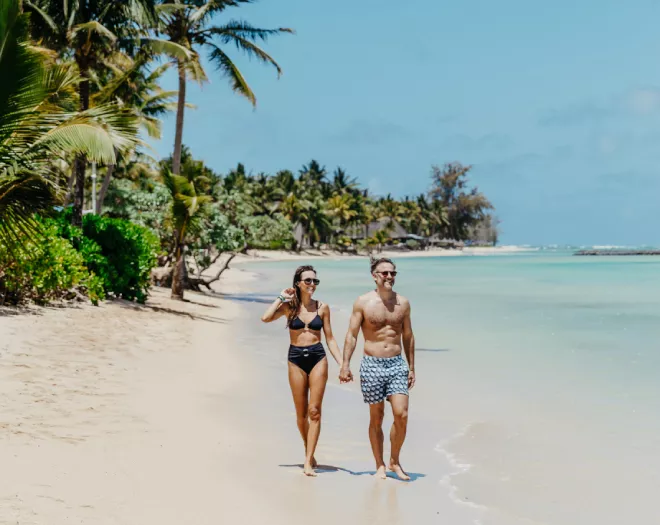 couple balade sur plage à heritage resorts maurice pendant vacances aout