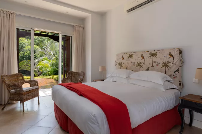 villa bois dentelle bedroom poolview