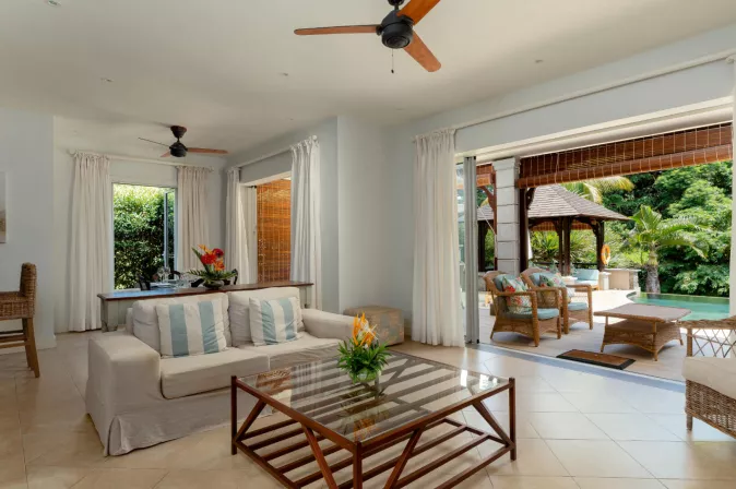 villa bois dentelle living area with poolview
